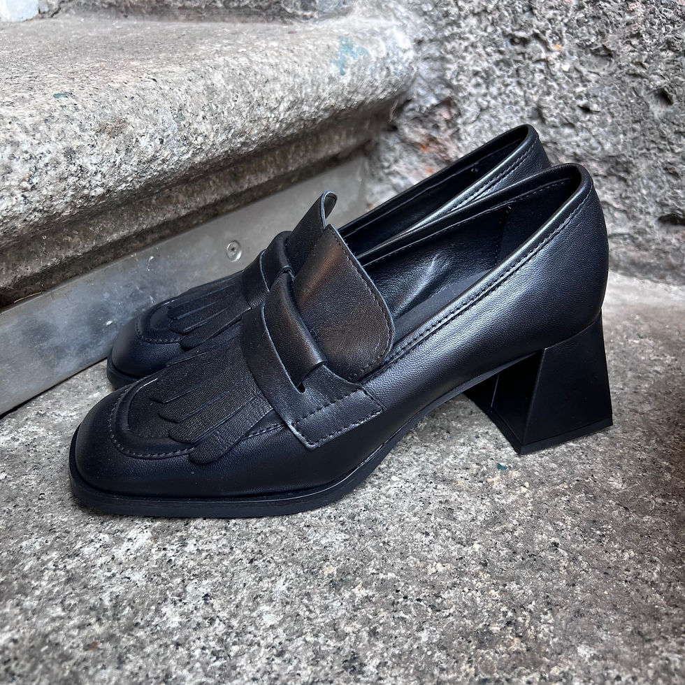 Miniaturbild: Leder-Schuh mit Absatz, schwarz