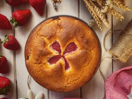 Torta yogurt e fragole