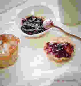 Petites brioches sans œuf et confiture.