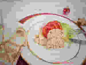 Tranches de terrine de poisson placées dans une assiette