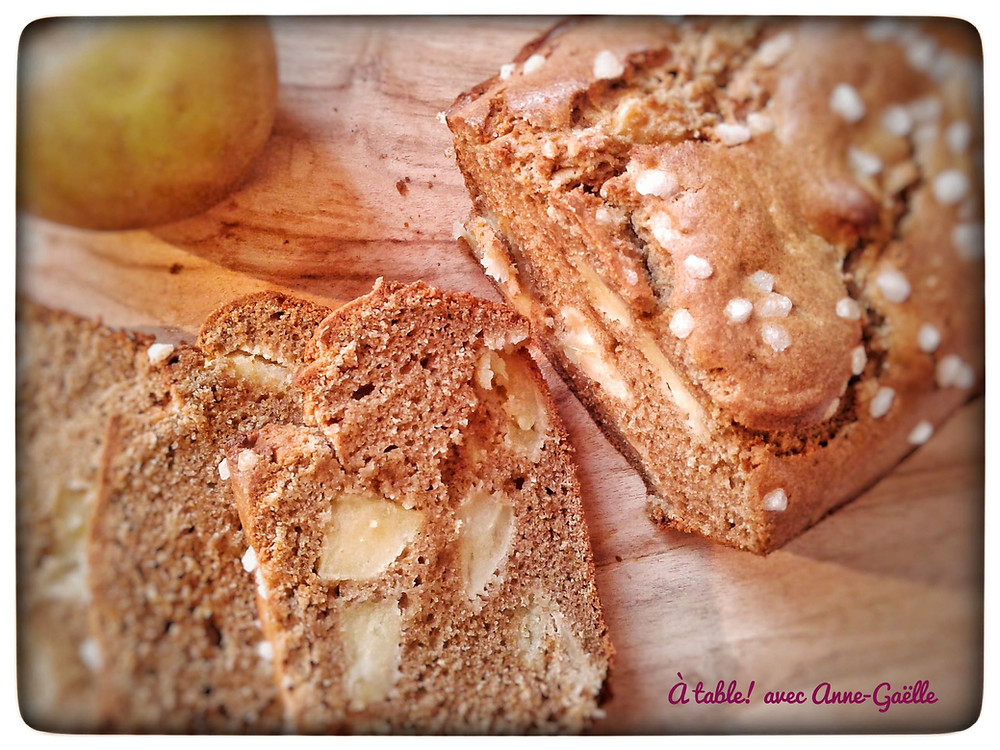 Cake aux pommes et au sarrasin coupé en tranches.