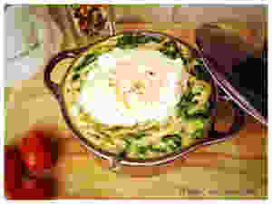 Œuf dans une cocotte avec des épinards et de la béchamel.
