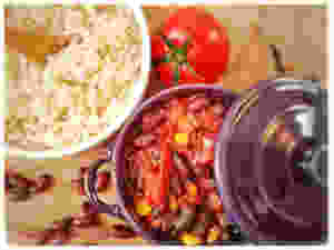 Plat de chili sin carne et portion de riz.