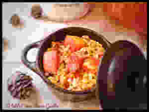 Petite cocotte contenant une poêlée de riz au potimarron.