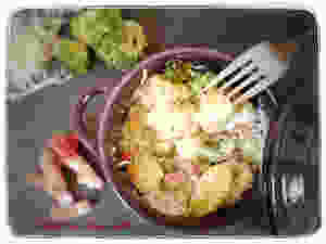 Cocotte contenant du gratin de gnocchis.