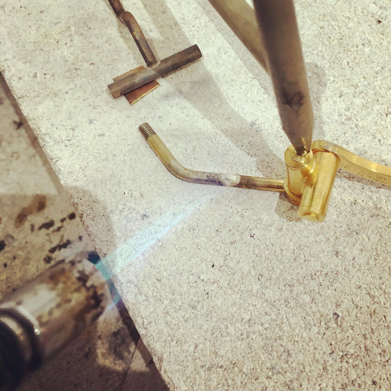 Hartlöten einer Drückermechanik von einer Drehventiltrompete