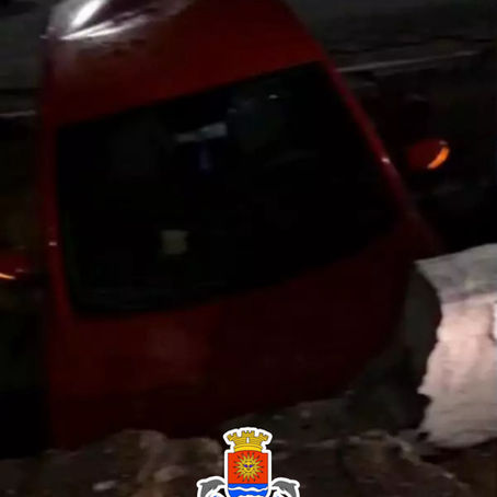 CARRO CAI DENTRO DE VALA EM AVENIDA DE GUARUJÁ APÓS MOTORISTA PERDER O CONTROLE
