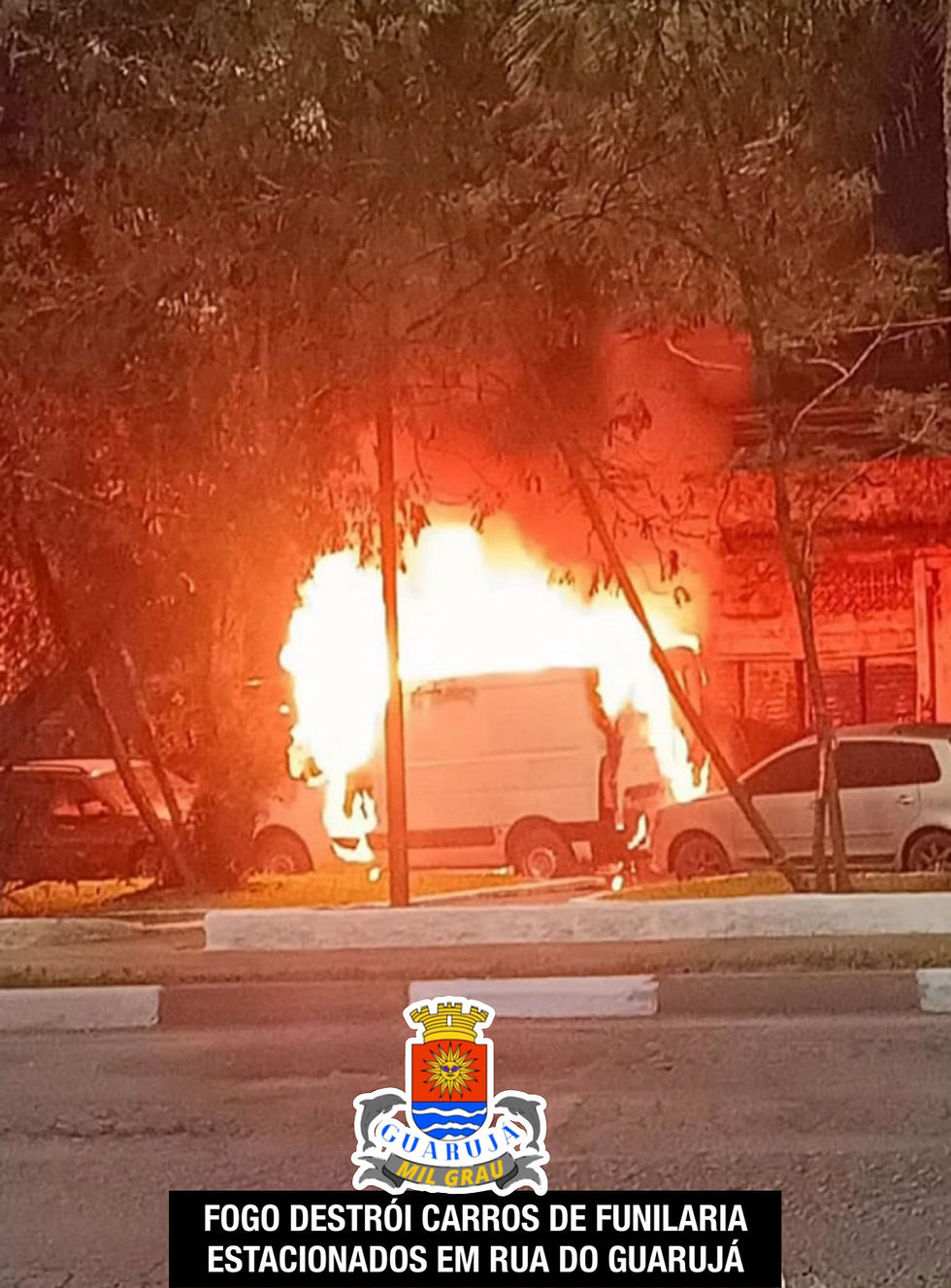 FOGO DESTRÓI CARROS DE FUNILARIA ESTACIONADOS EM RUA DO GUARUJÁ