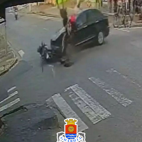 DUPLA É ARREMESSADA DE MOTO APÓS COLISÃO COM CARRO EM CRUZAMENTO DE GUARUJÁ