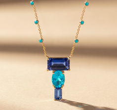 Colar de ouro elegante com pingente com pedras azuis