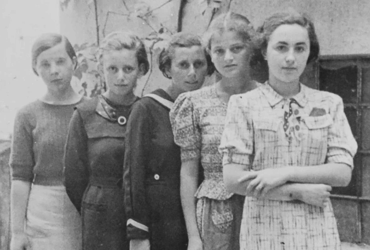 01-auschwitz-girls.webp