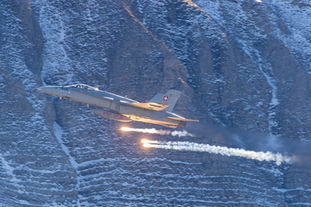_1DX8748 Axalp 2017 - FA-18 Flares.jpg