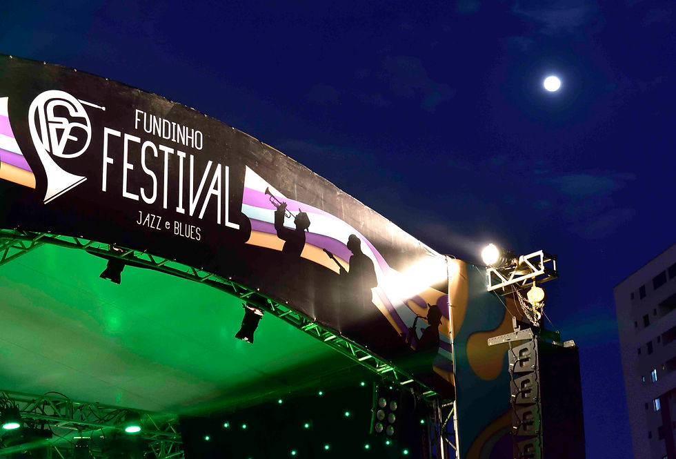 Festival em noite de lua cheia
