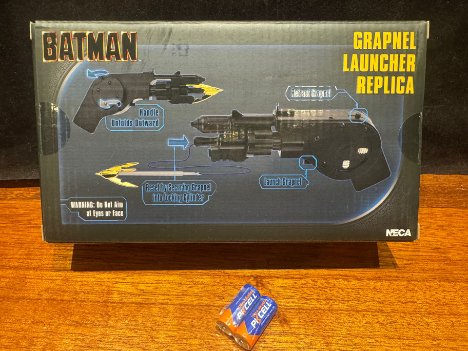 NECA BATMAN 1989 GRAPPLE LAUNCHER 1:1 PROP REPLICA (Batteries included)
