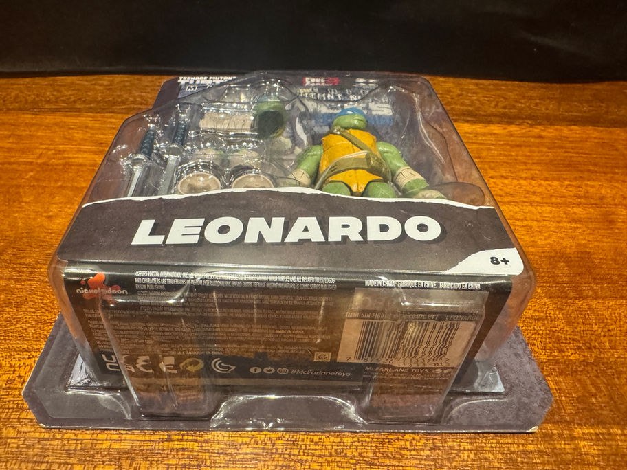 McFarlane Toys TMNT Teenage Mutant Ninja Turtles Page Punchers LEONARDO 5" Action Figure with Comic