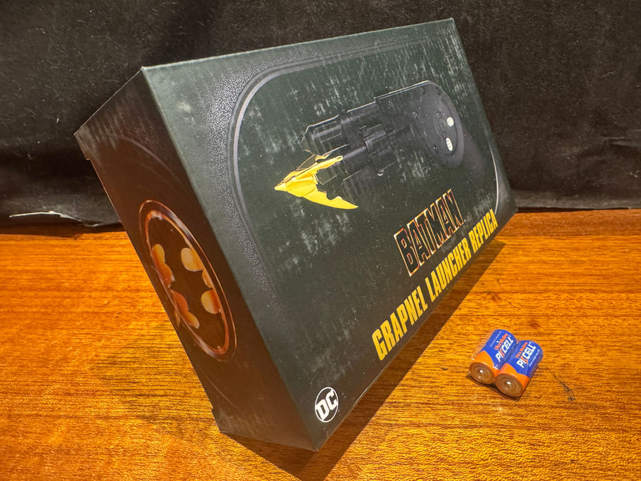 NECA BATMAN 1989 GRAPPLE LAUNCHER 1:1 PROP REPLICA (Batteries included)
