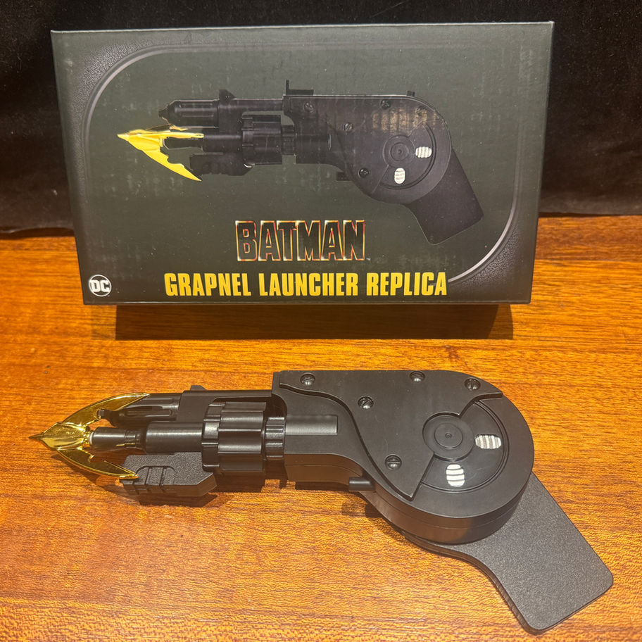 NECA BATMAN 1989 GRAPPLE LAUNCHER 1:1 PROP REPLICA (Batteries included)