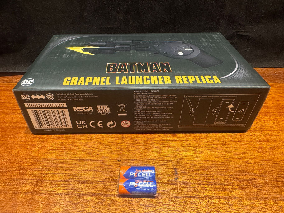 NECA BATMAN 1989 GRAPPLE LAUNCHER 1:1 PROP REPLICA (Batteries included)