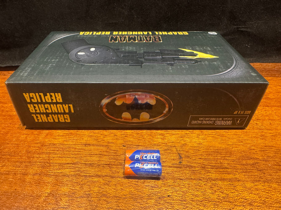 NECA BATMAN 1989 GRAPPLE LAUNCHER 1:1 PROP REPLICA (Batteries included)