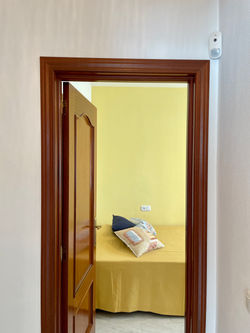 Keltaisen makuuhuoneen ovi