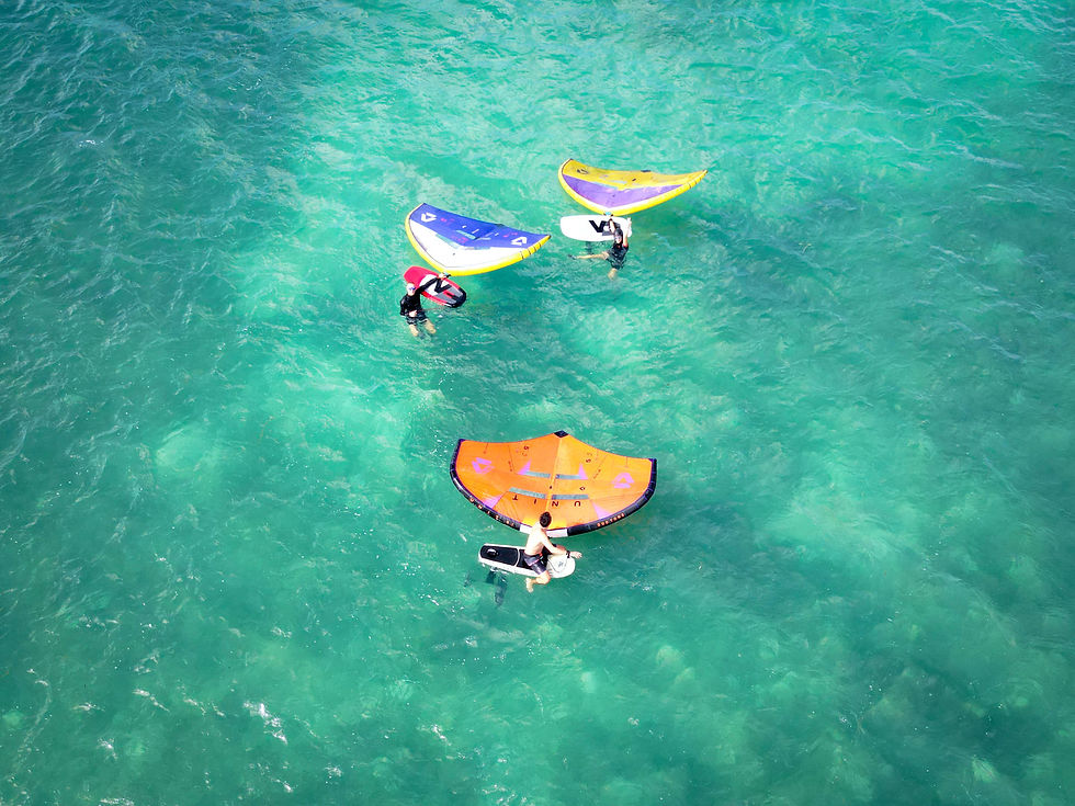 Plusieurs riders de wingfoil sous les alizés en Guadeloupe