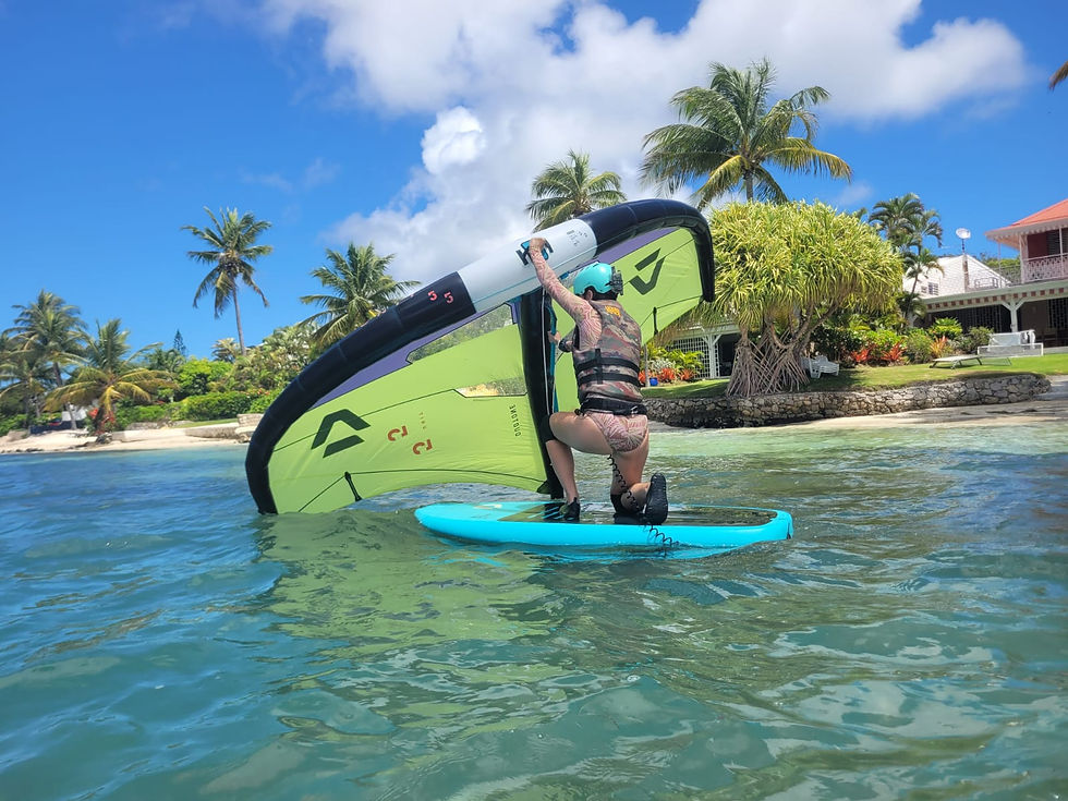 Apprentissage du wingfoil à La Coulée, Saint-François : élève en équilibre sur sa planche avec une aile Duotone, école Wingfoil School Guadeloupe.
