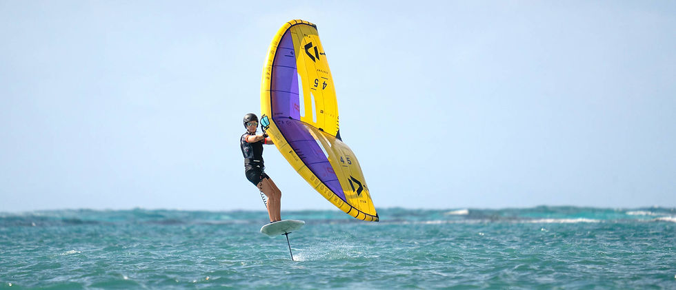 Rideuse en wingfoil qui navigue dans le lagon de Saint-François en basse saison
