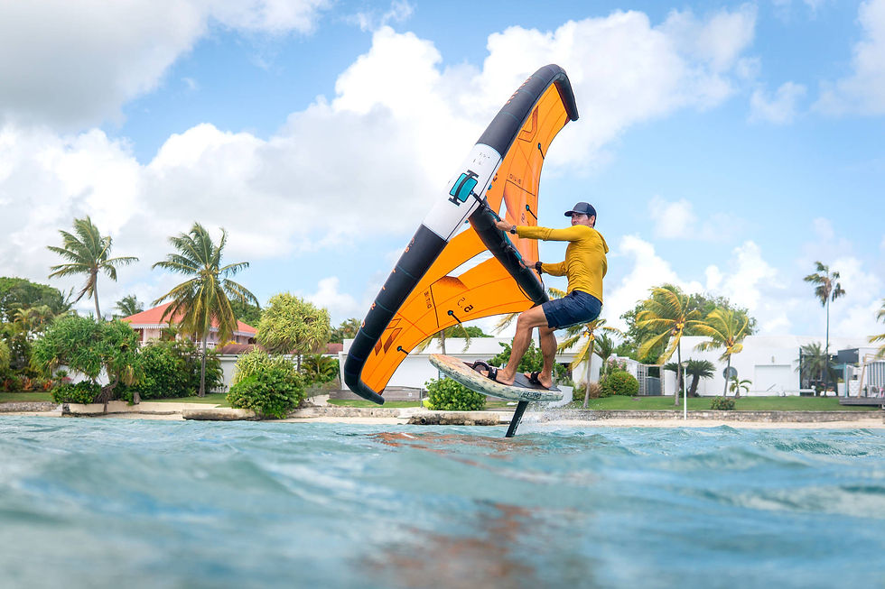 Rider en wingfoil sur le lagon turquoise de Saint-François en Guadeloupe