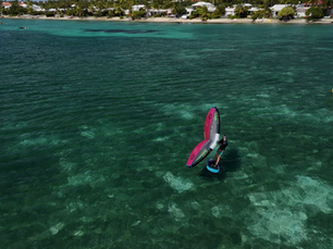 Wingfoil sur la plage de la coulée en guadeloupe