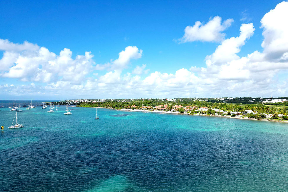 Vue aérienne du lagon de Saint-François protégé par la barrière de corail