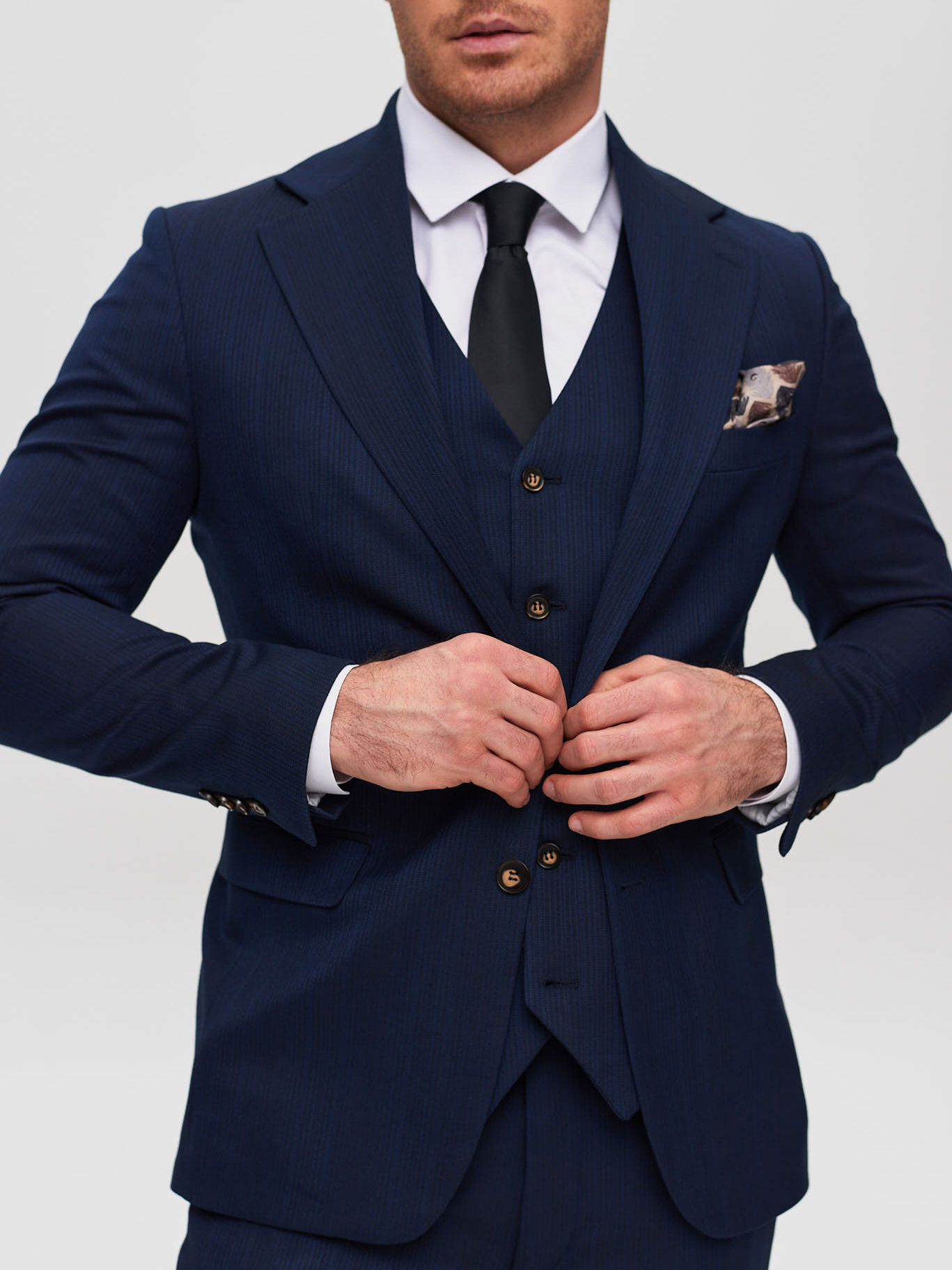 Чоловічий класичний синій костюм