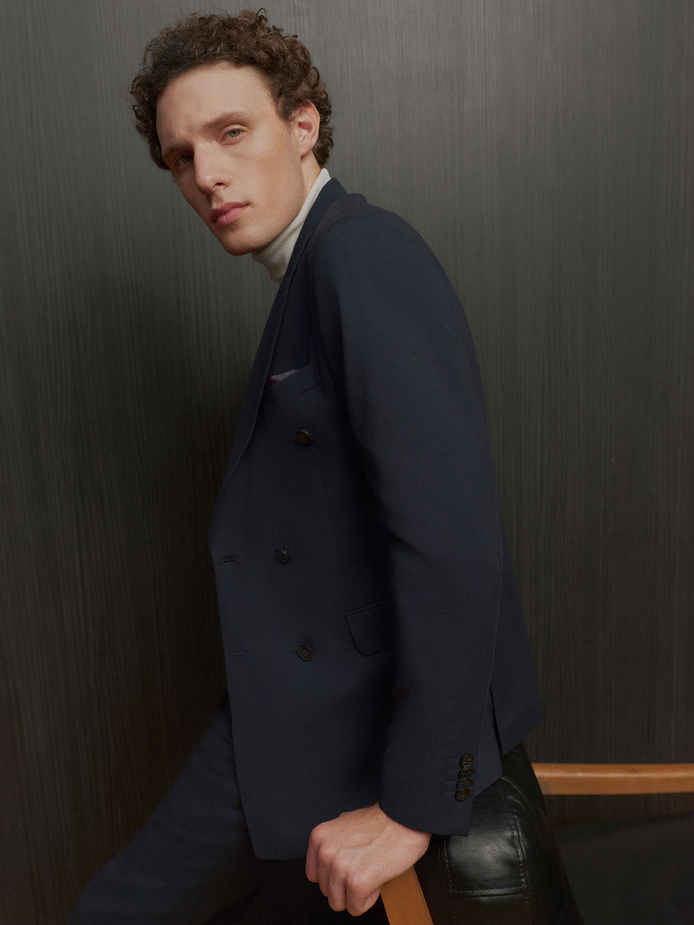 Прев'ю: Чоловічий класичний двобортний костюм синього кольору