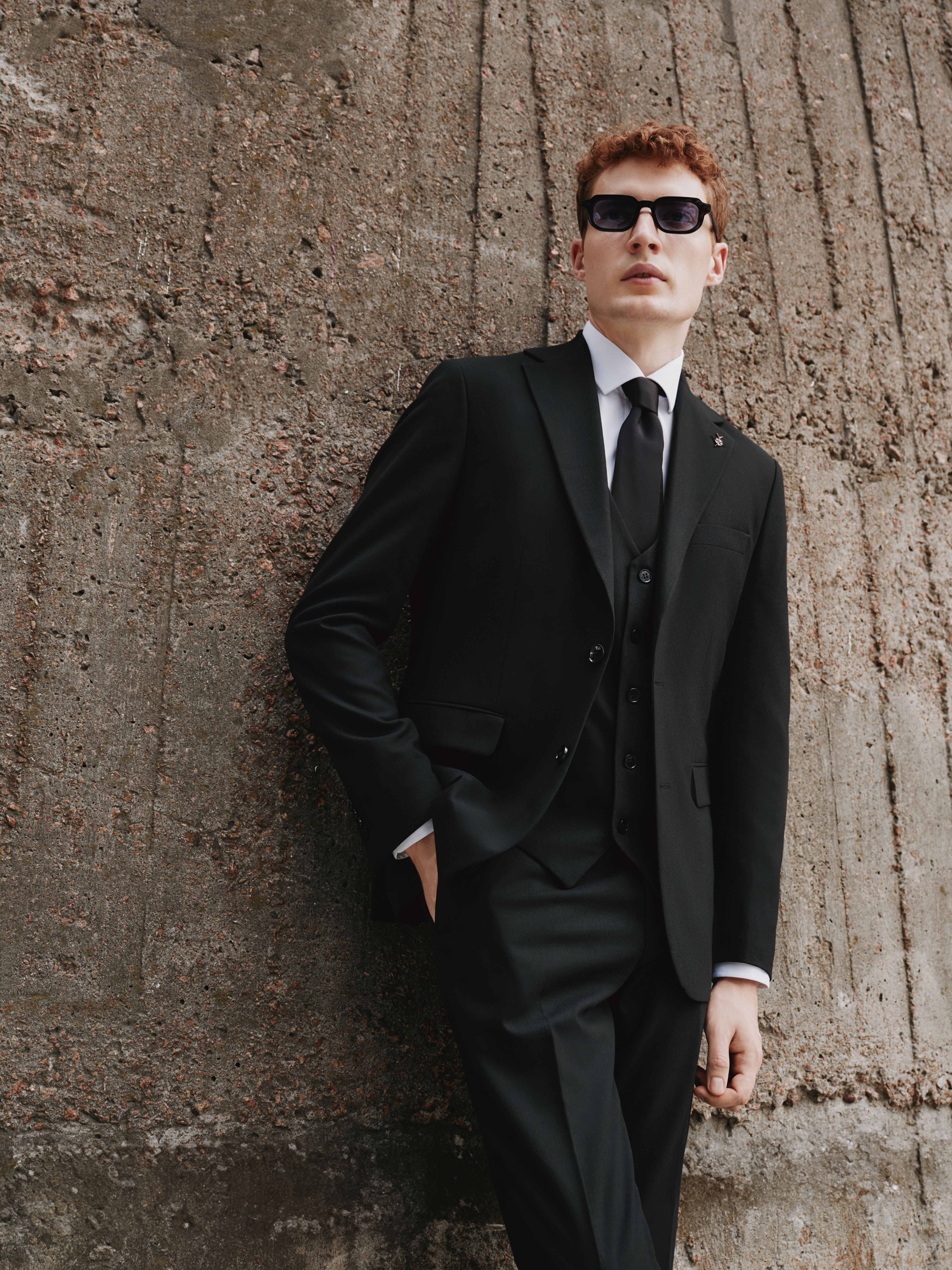 Чорний класичний чоловічий костюм