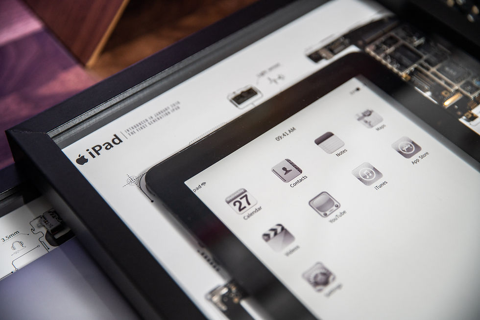 Miniature : Disassembled iPad 1st Gen Art With Frame