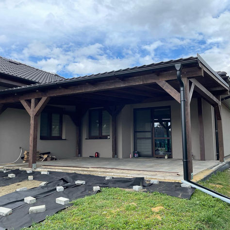 Volně stojící přístřešek s plechovou krytinou.