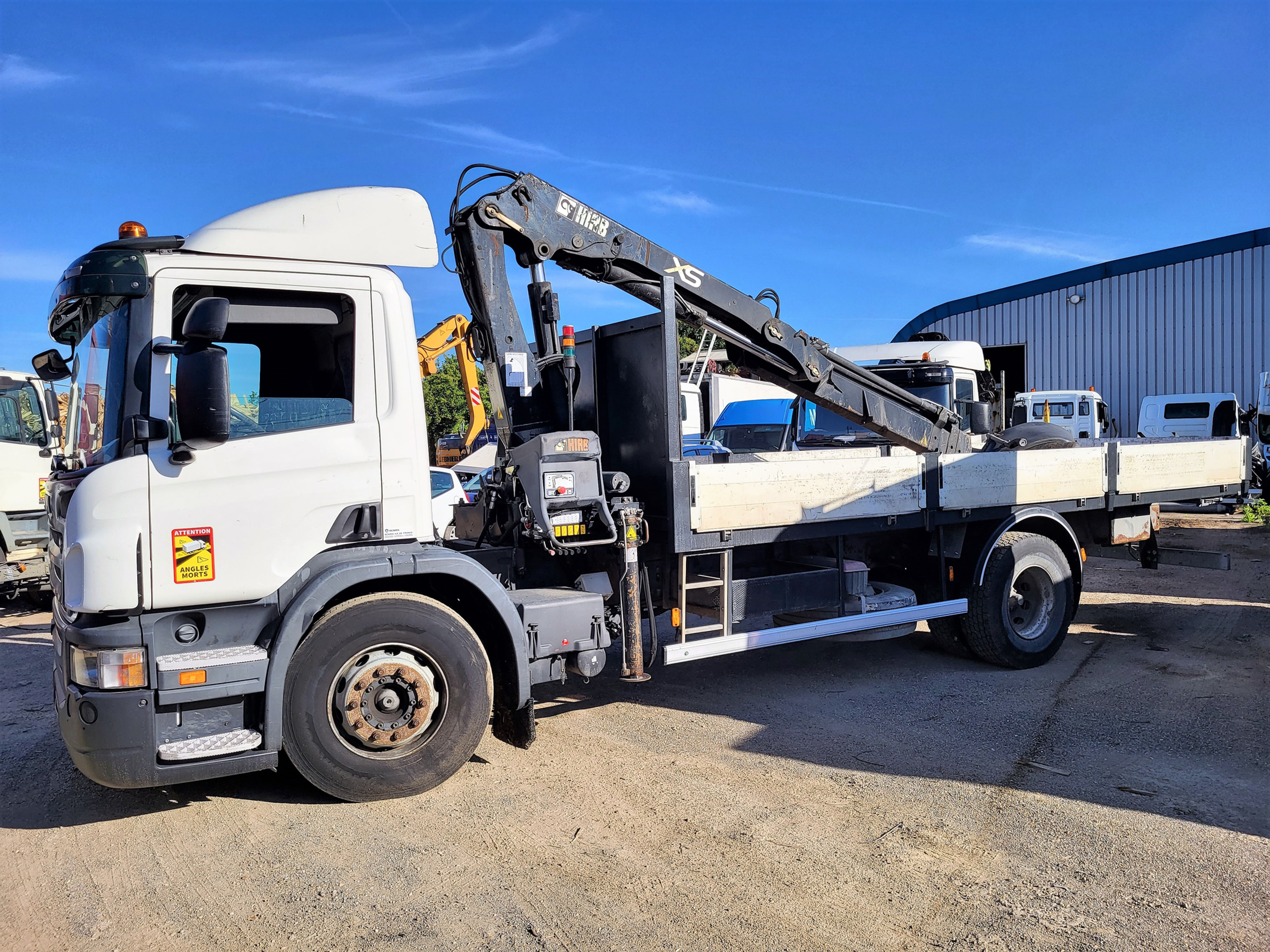 SCANIA P270 plateau ridelles avec grue HIAB 144B-3