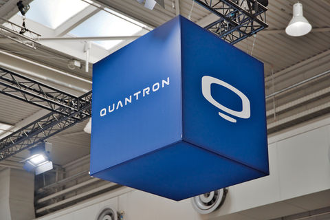 Quantron Logo auf Messestand