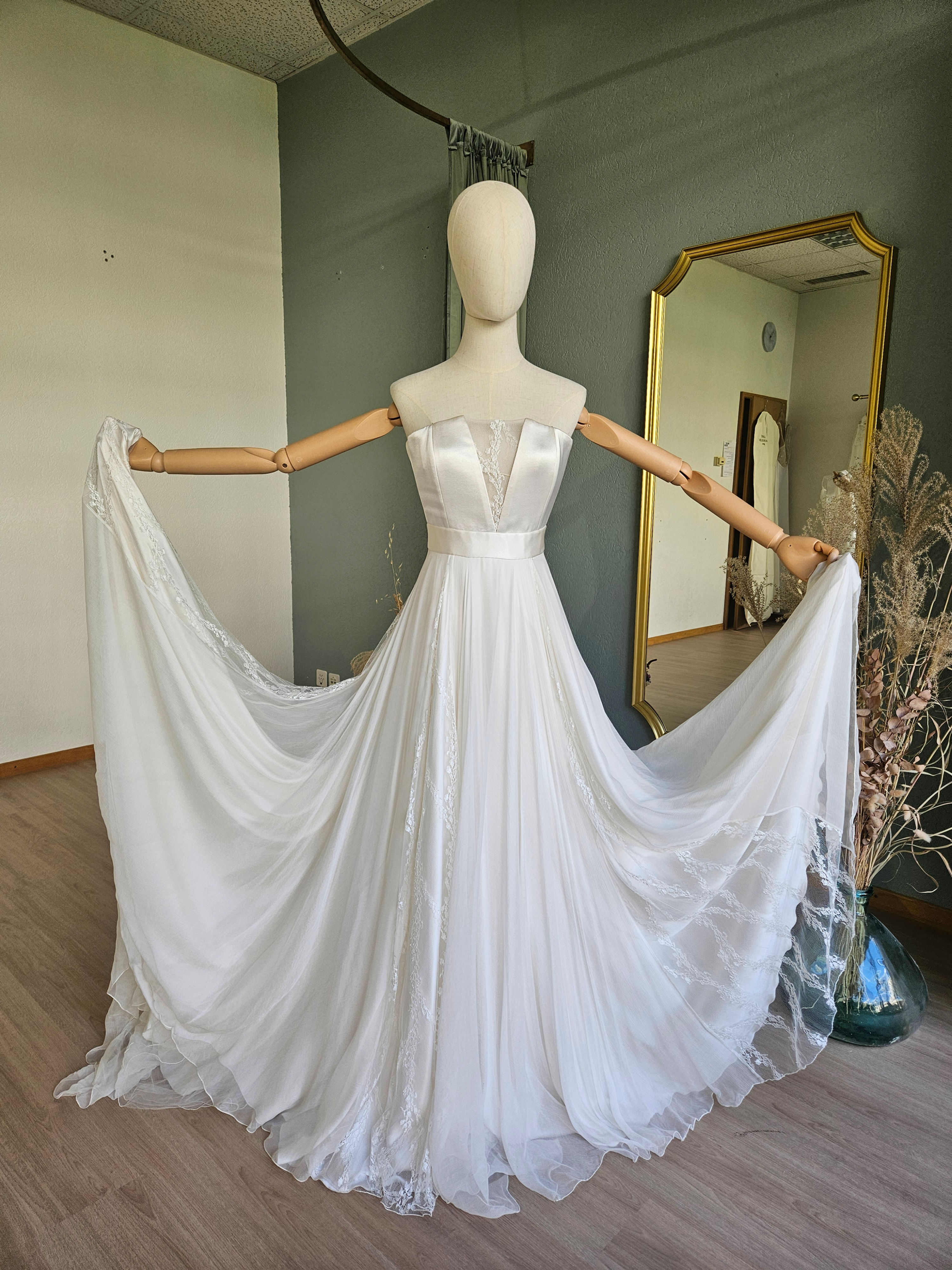Robe de mariée couture en soie naturelle et dentelle de Calais-Chantilly