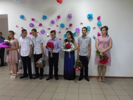 Червневий день і синь безкрая.
Цей день вам довго не забуть.