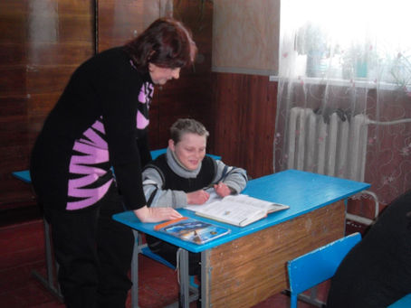 Урок української мови у 5 класі. Несин О.А. пояснює Копетинському Артему завдання.