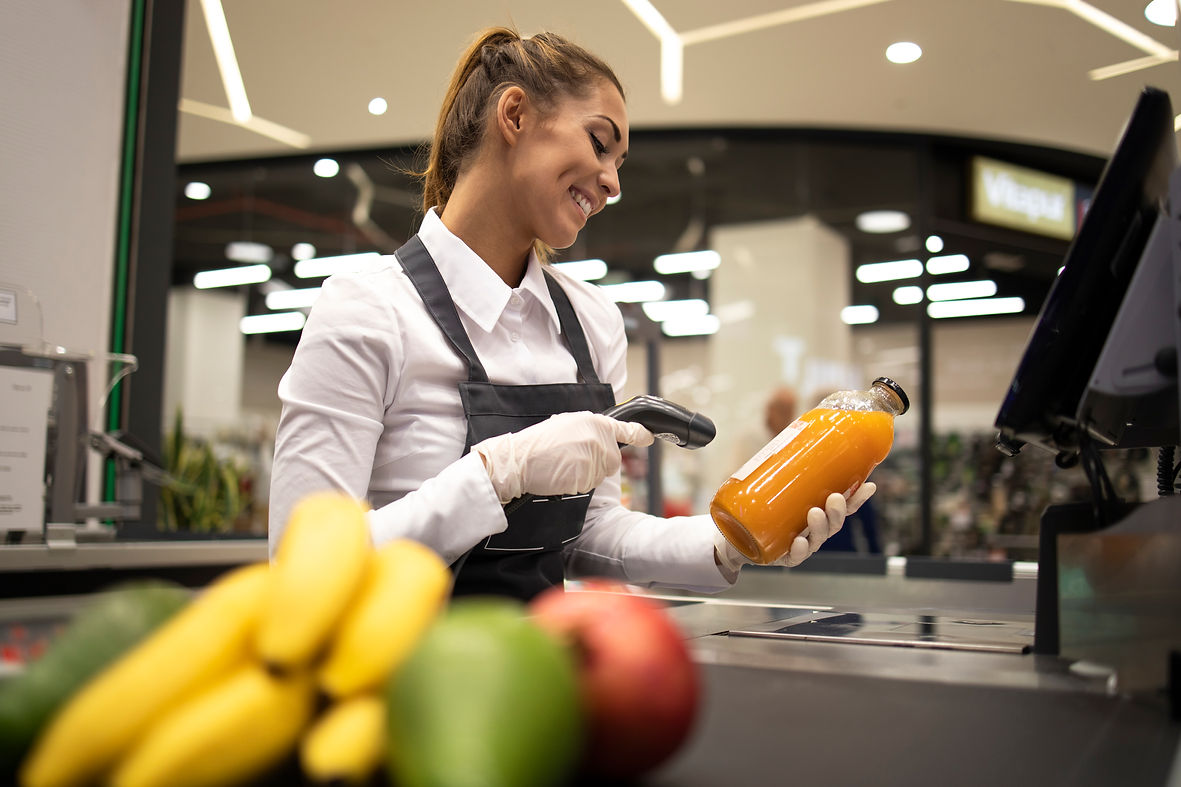 retrato-mujer-cajera-supermercado-escaneo-codigo-barras-productos-venta.jpg