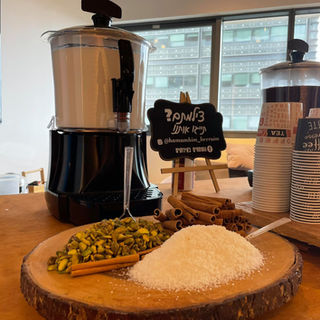 דוכן שוקולטה וסחלב חם