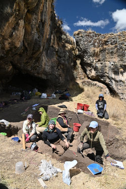 DSC_0732 team excavating