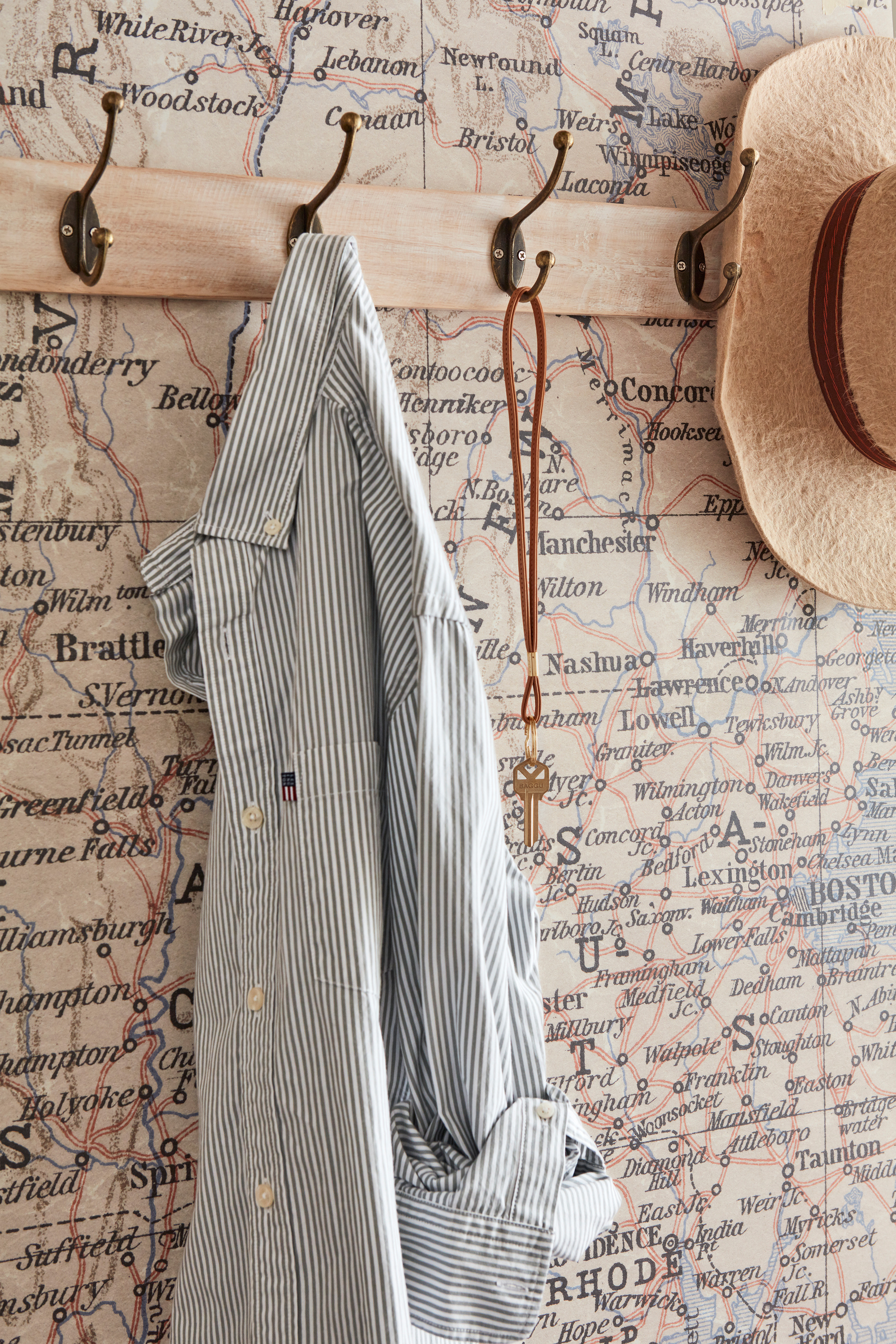 Wallpaper_New_England,_Beige_45X186_276.00€