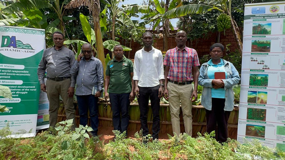 Les dirigents de District de Huye  ont visité les expérimentations agroécologiques menées en Secteur Maraba 