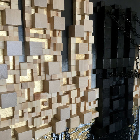 Détail du panneau de gauche de l'oeuvre BKLN. On y voit le travail de collage des cubes dessinant les fenêtres des gratte-ciel, ainsi que le travail de dorure.