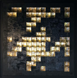 Tableau en 3d, support en aluminium laqué noir, avec acrylique et résine, carrés en bois recouverts de feuille de métal, acryliques et résine. Réflection de la lumière sur le support, en partie enduit, et sur les carrés.
A voir à Vannes, Bretagne, Véronique Bauquel, artiste plasticienne, tableau en 3d et sur mesure.