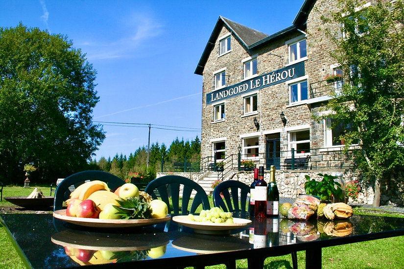 Ardennen Landgoed Le Herou buiten tafel eten NO.jpeg
