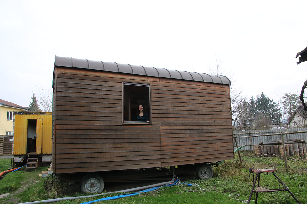 Nina in ihrem Tiny House: Es ist mit dunklem Holz verkleidet und erinnert an einen Wohnwagen.