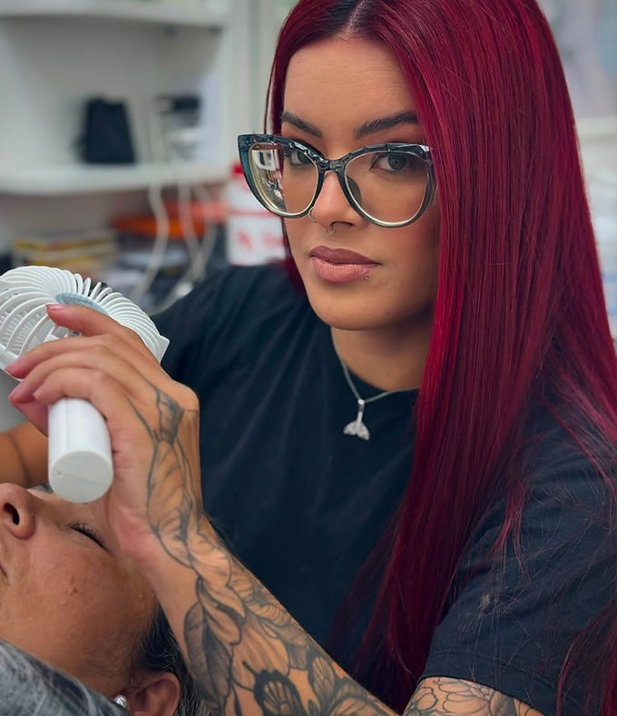 Mikaela Oliveira, extensão de cílios, Wanderley Beauty Trends em Gravataí RS